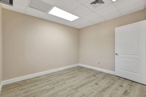 Commercial property in West Palm Beach, Florida № 1188535 - photo 27