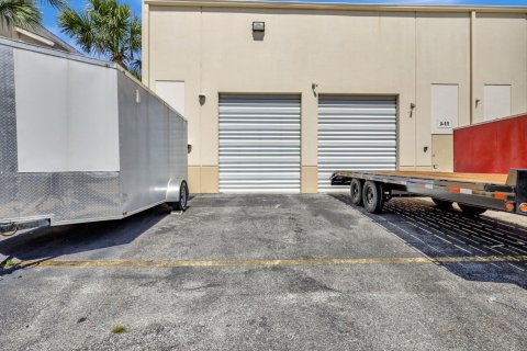 Commercial property in West Palm Beach, Florida № 1188535 - photo 1