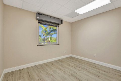 Commercial property in West Palm Beach, Florida № 1188535 - photo 28