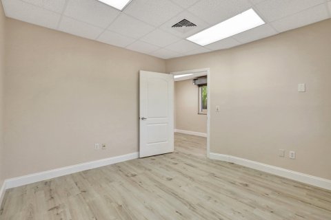 Commercial property in West Palm Beach, Florida № 1188535 - photo 26