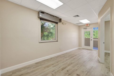 Commercial property in West Palm Beach, Florida № 1188535 - photo 21