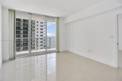 Condo in Miami, Florida, 1 bedroom  № 1345927 - photo 8