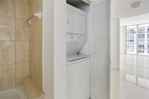 Condo in Miami, Florida, 1 bedroom  № 1345927 - photo 12