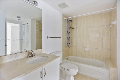 Condominio en alquiler en Miami, Florida, 1 dormitorio, 73.49 m2 № 1345927 - foto 11