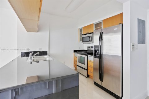 Condominio en alquiler en Miami, Florida, 1 dormitorio, 73.49 m2 № 1345927 - foto 3