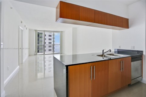 Condominio en alquiler en Miami, Florida, 1 dormitorio, 73.49 m2 № 1345927 - foto 4