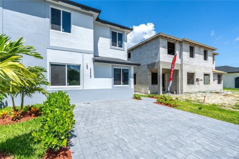 Adosado en venta en Miami, Florida, 5 dormitorios, 233.93 m2 № 1431292 - foto 9