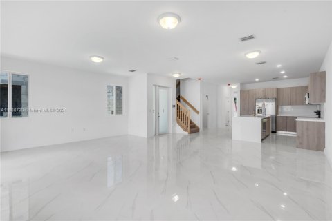 Adosado en venta en Miami, Florida, 5 dormitorios, 233.93 m2 № 1431292 - foto 15