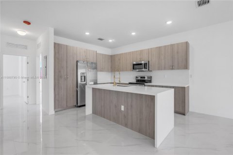 Adosado en venta en Miami, Florida, 5 dormitorios, 233.93 m2 № 1431292 - foto 19