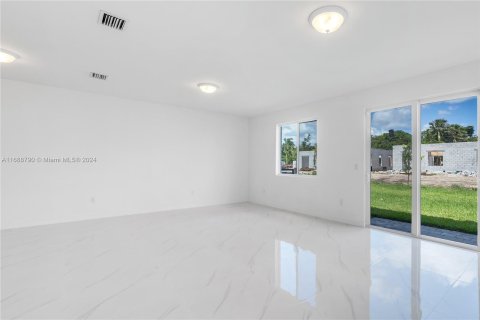 Adosado en venta en Miami, Florida, 5 dormitorios, 233.93 m2 № 1431292 - foto 17