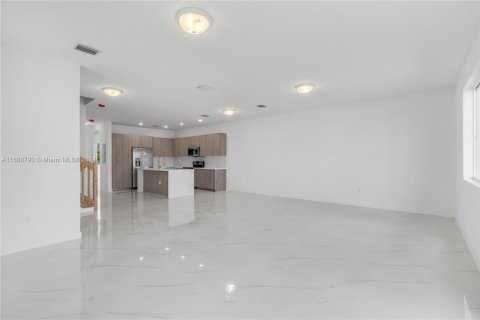 Adosado en venta en Miami, Florida, 5 dormitorios, 233.93 m2 № 1431292 - foto 16