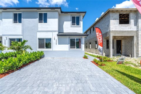 Adosado en venta en Miami, Florida, 5 dormitorios, 233.93 m2 № 1431292 - foto 8