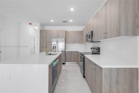 Adosado en venta en Miami, Florida, 5 dormitorios, 233.93 m2 № 1431292 - foto 20