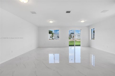 Adosado en venta en Miami, Florida, 5 dormitorios, 233.93 m2 № 1431292 - foto 14