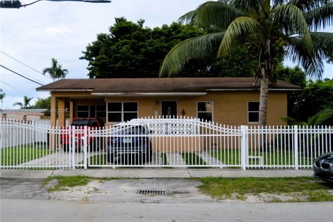 Villa ou maison à vendre à Hialeah, Floride: 3 chambres, 103.49 m2 № 1384263 - photo 1