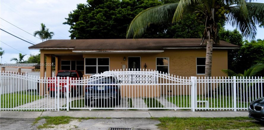 House in Hialeah, Florida 3 bedrooms, 103.49 sq.m. № 1384263