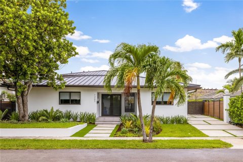 Villa ou maison à louer à Miami, Floride: 4 chambres, 310.39 m2 № 1352224 - photo 1