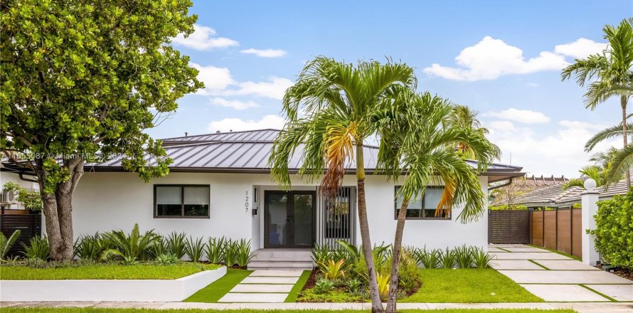 Villa ou maison à Miami, Floride 4 chambres, 310.39 m2 № 1352224