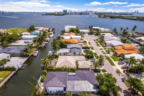 Villa ou maison à louer à Miami, Floride: 4 chambres, 310.39 m2 № 1352224 - photo 2