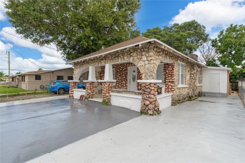 Villa ou maison à vendre à Miami, Floride: 5 chambres, 198.25 m2 № 1373879 - photo 1