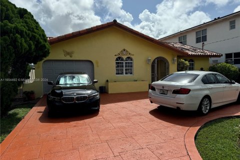 House in Miami, Florida 4 bedrooms, 222.22 sq.m. № 1351608 - photo 1