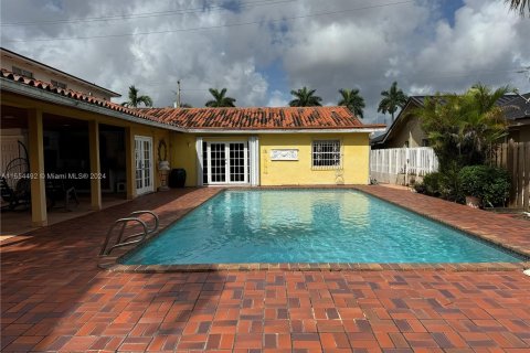 House in Miami, Florida 4 bedrooms, 222.22 sq.m. № 1351608 - photo 10