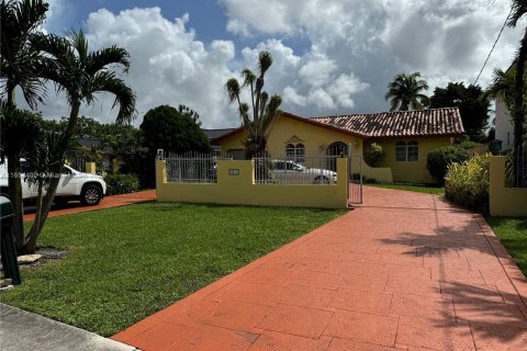 House in Miami, Florida 4 bedrooms, 222.22 sq.m. № 1351608 - photo 4