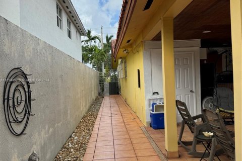 Casa en venta en Miami, Florida, 4 dormitorios, 222.22 m2 № 1351608 - foto 15