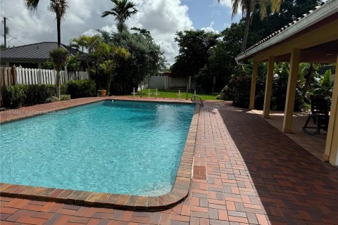 House in Miami, Florida 4 bedrooms, 222.22 sq.m. № 1351608 - photo 26