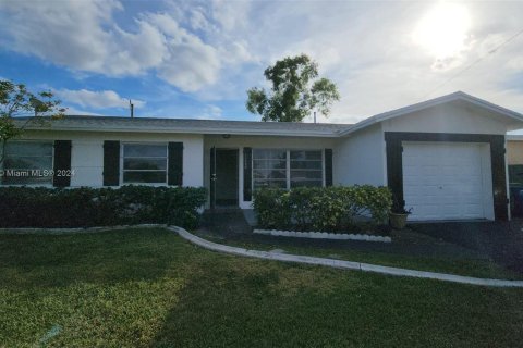 House in Sunrise, Florida 5 bedrooms, 119.19 sq.m. № 1013426 - photo 1