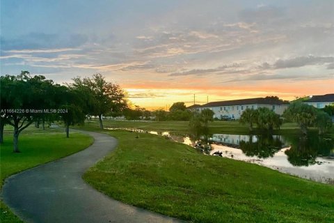 Condo in Hialeah, Florida, 4 bedrooms  № 1375904 - photo 17