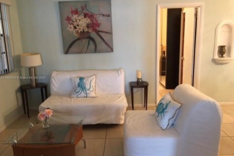 House in Miami Beach, Florida 5 bedrooms, 273.6 sq.m. № 1378668 - photo 16