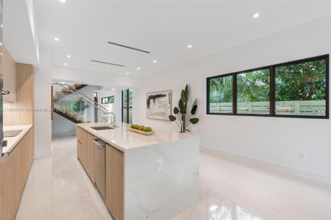 Adosado en venta en Miami, Florida, 3 dormitorios, 208.75 m2 № 1378667 - foto 5