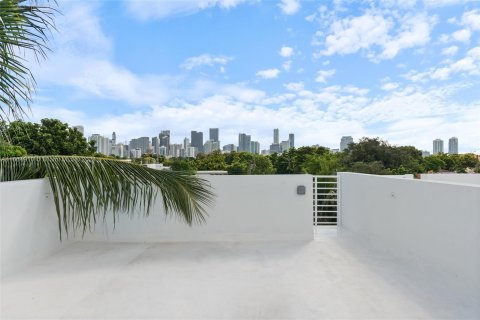 Townhouse in Miami, Florida 3 bedrooms, 208.75 sq.m. № 1378667 - photo 24