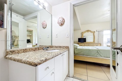 Condo in Miami, Florida, 1 bedroom  № 1102990 - photo 13