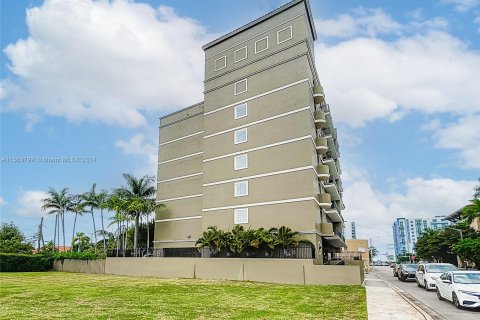 Condo in Miami, Florida, 1 bedroom  № 1102990 - photo 1