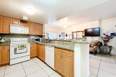 Condo in Miami, Florida, 1 bedroom  № 1102990 - photo 9