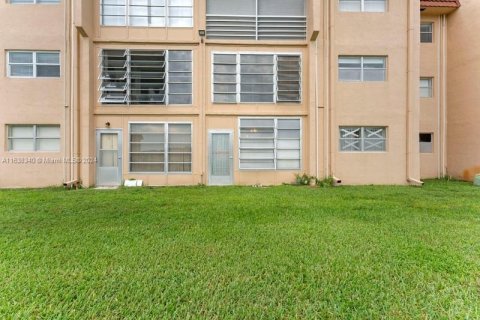 Condo in Sunrise, Florida, 2 bedrooms  № 1310876 - photo 22