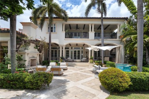 House in Fisher Island, Florida 6 bedrooms, 873.56 sq.m. № 1345564 - photo 1