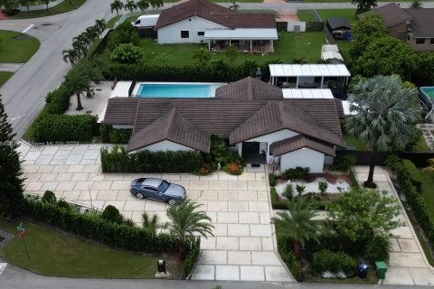 House in Miami, Florida 4 bedrooms, 211.26 sq.m. № 1345562 - photo 1