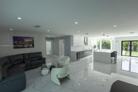 Casa en venta en Miami, Florida, 4 dormitorios, 211.26 m2 № 1345562 - foto 17