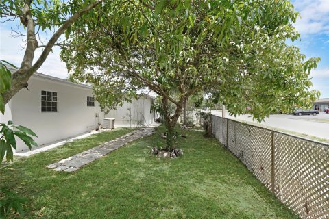 House in Margate, Florida 2 bedrooms, 109.07 sq.m. № 1161840 - photo 7