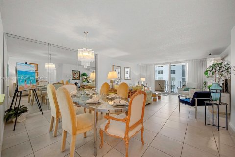 Condo in Hallandale Beach, Florida, 1 bedroom  № 1269396 - photo 3