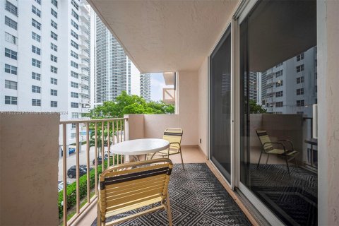 Condo in Hallandale Beach, Florida, 1 bedroom  № 1269396 - photo 15