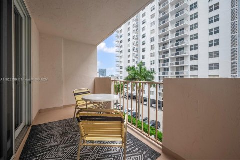 Condominio en venta en Hallandale Beach, Florida, 1 dormitorio, 120.77 m2 № 1269396 - foto 16