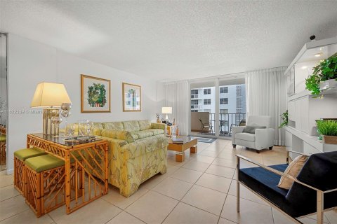 Condominio en venta en Hallandale Beach, Florida, 1 dormitorio, 120.77 m2 № 1269396 - foto 4