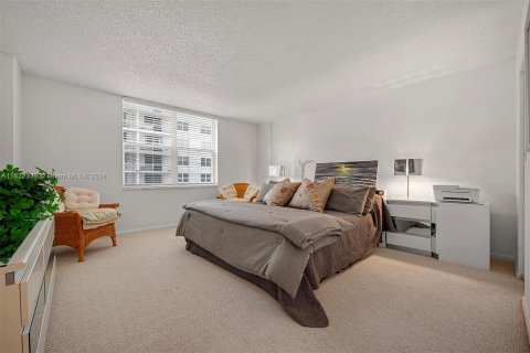 Condominio en venta en Hallandale Beach, Florida, 1 dormitorio, 120.77 m2 № 1269396 - foto 11