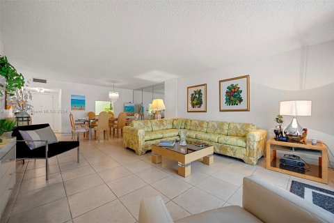 Condominio en venta en Hallandale Beach, Florida, 1 dormitorio, 120.77 m2 № 1269396 - foto 6