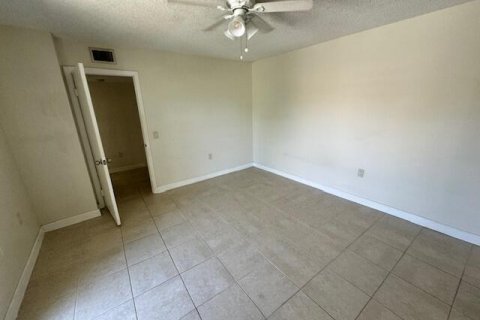 Townhouse in West Palm Beach, Florida 2 bedrooms, 119.66 sq.m. № 913809 - photo 15