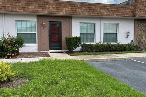 Condo in New Port Richey, Florida, 2 bedrooms  № 1352693 - photo 1